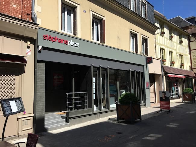 Enseigne commerciale à Bernay dans l'Eure en Normandie