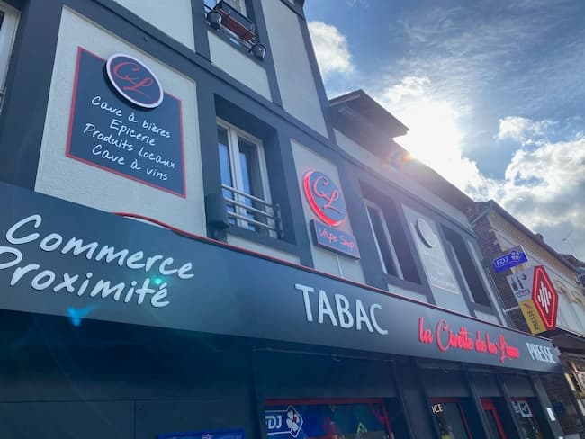 Enseigne lumineuse à Bernay dans l'Eure en Normandie