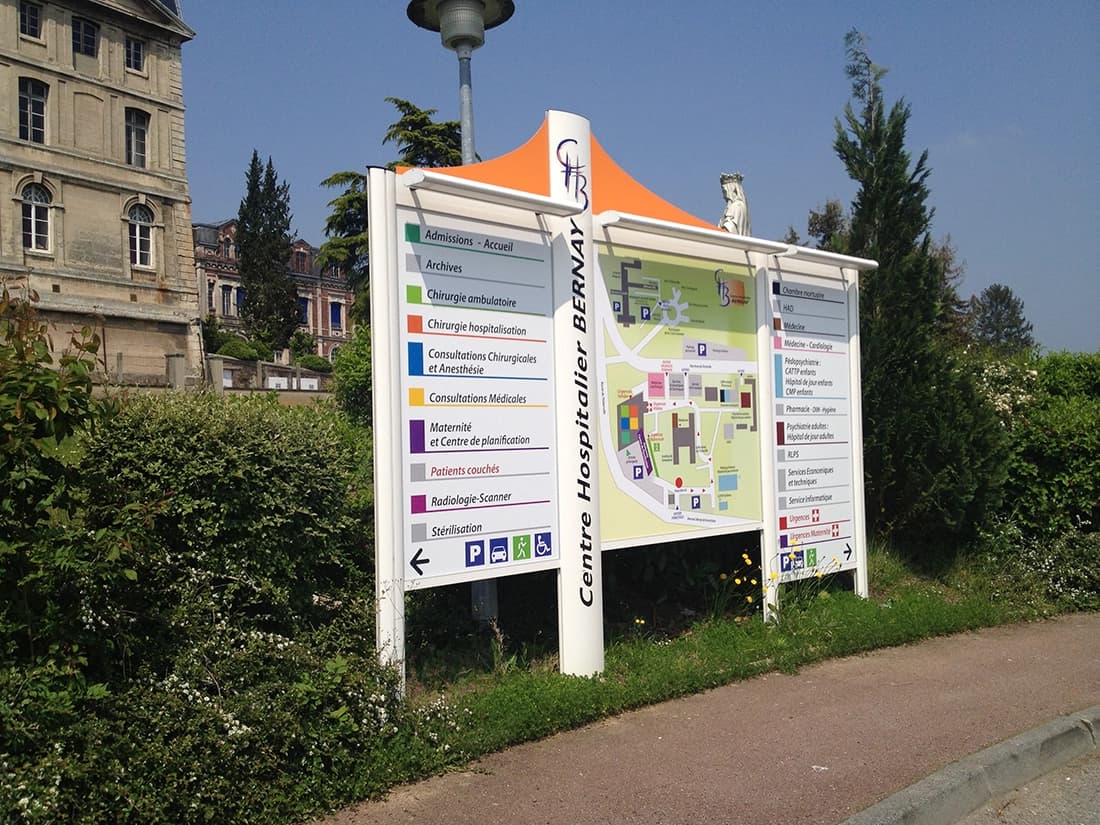 Totem signalétique à Bernay dans l'Eure en Normandie