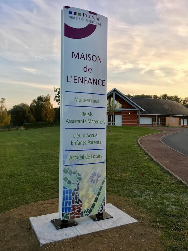 Totem signalétique extérieur à Bernay dans l'Eure en Normandie