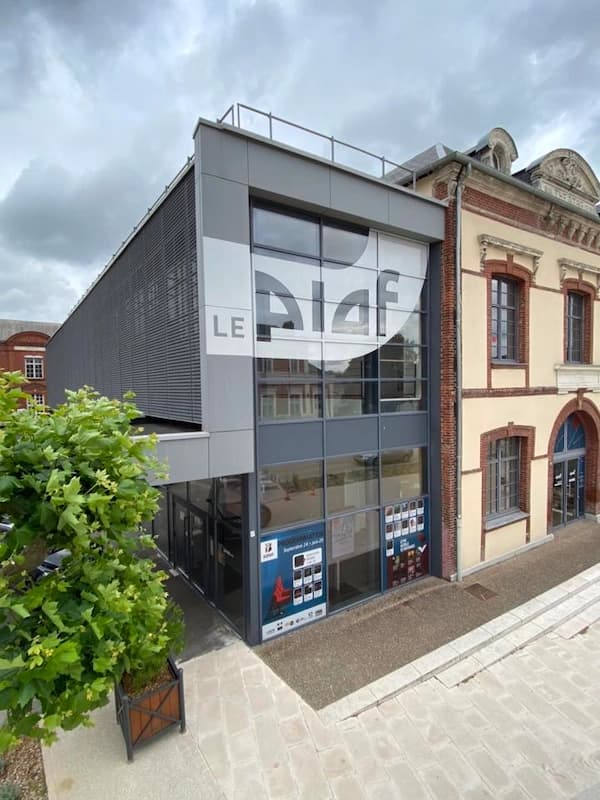 Marquage façade Le Piaf à Bernay dans l'Eure en Normandie